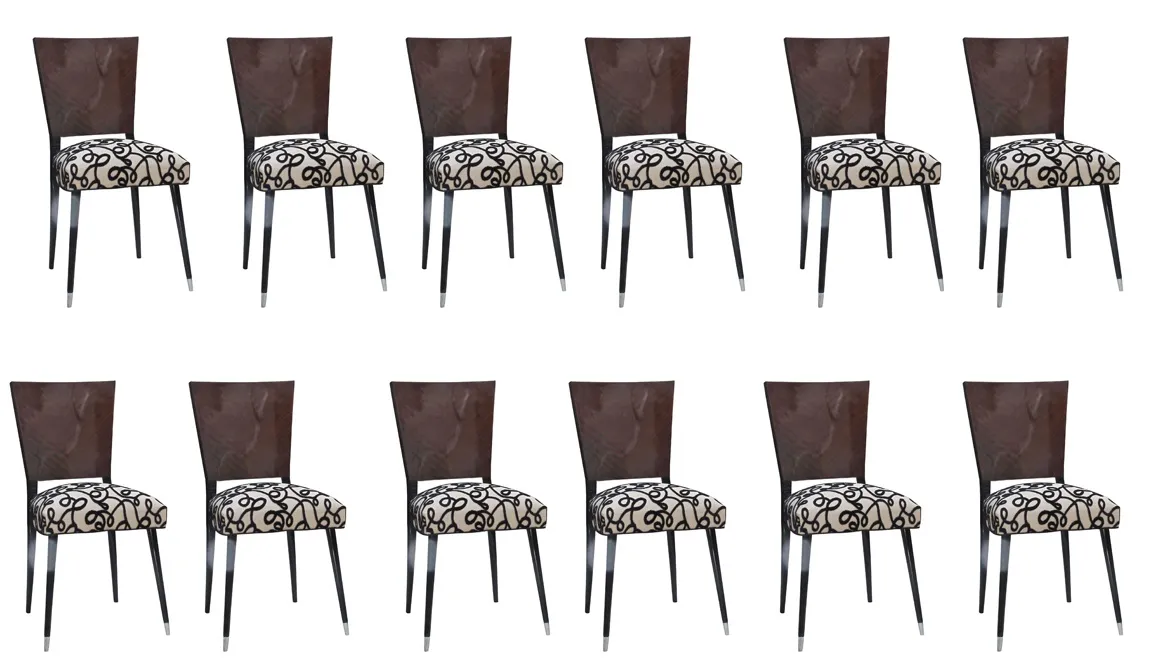 12 chaises anciennes avec des motifs modernes