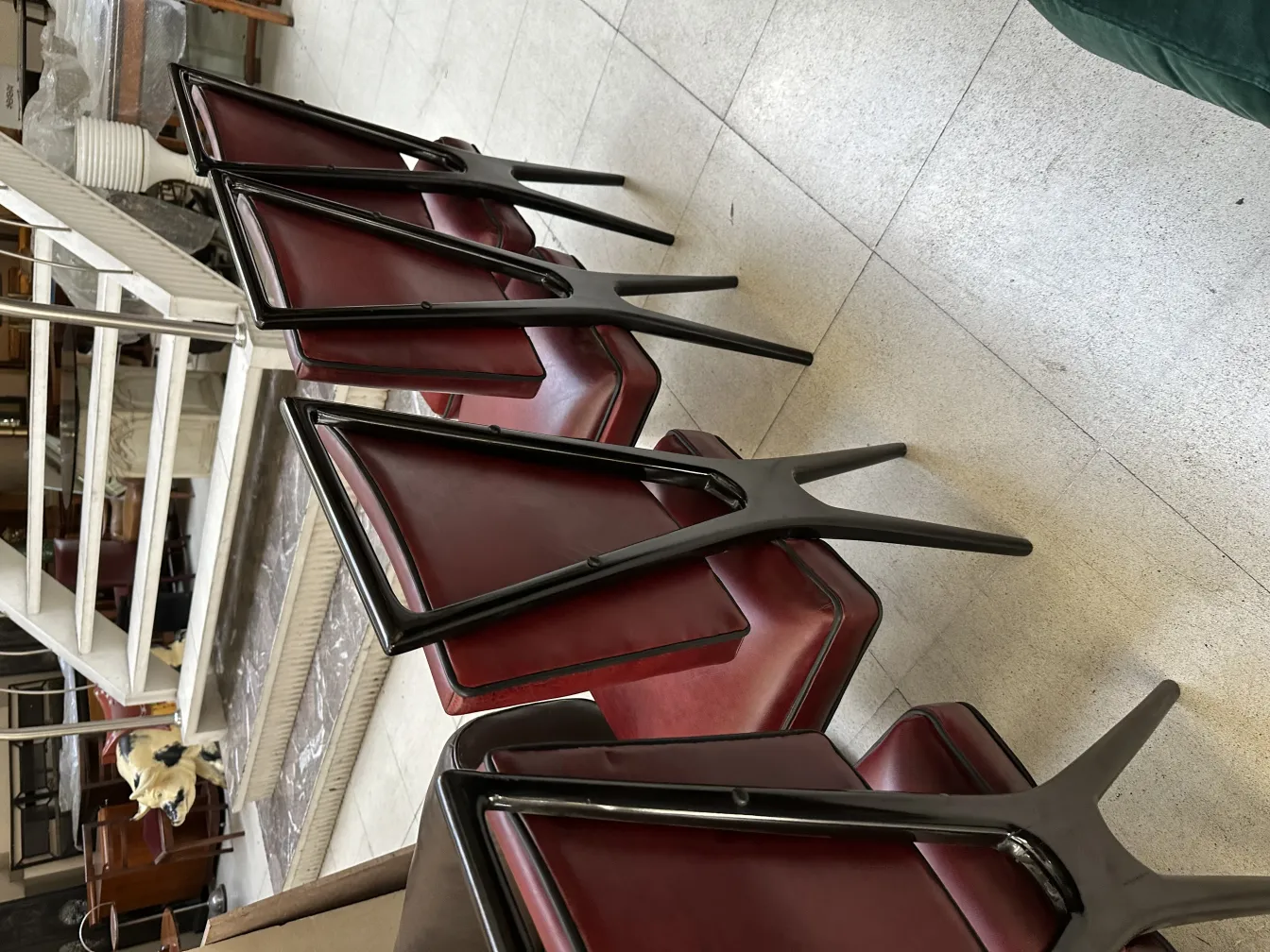 sei sedie antiche con rivestimento rosso e struttura nera