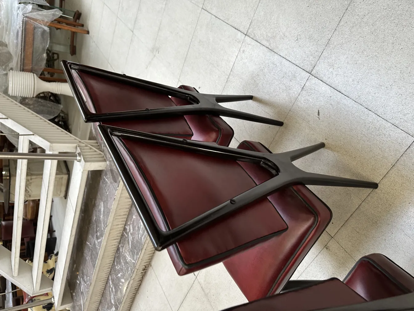 Vue de 12 chaises antiques, couleur bordeaux dans un environnement clair