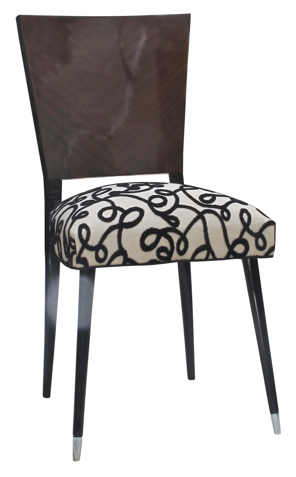 Chaise ancienne avec dossier haut et coussin décoratif