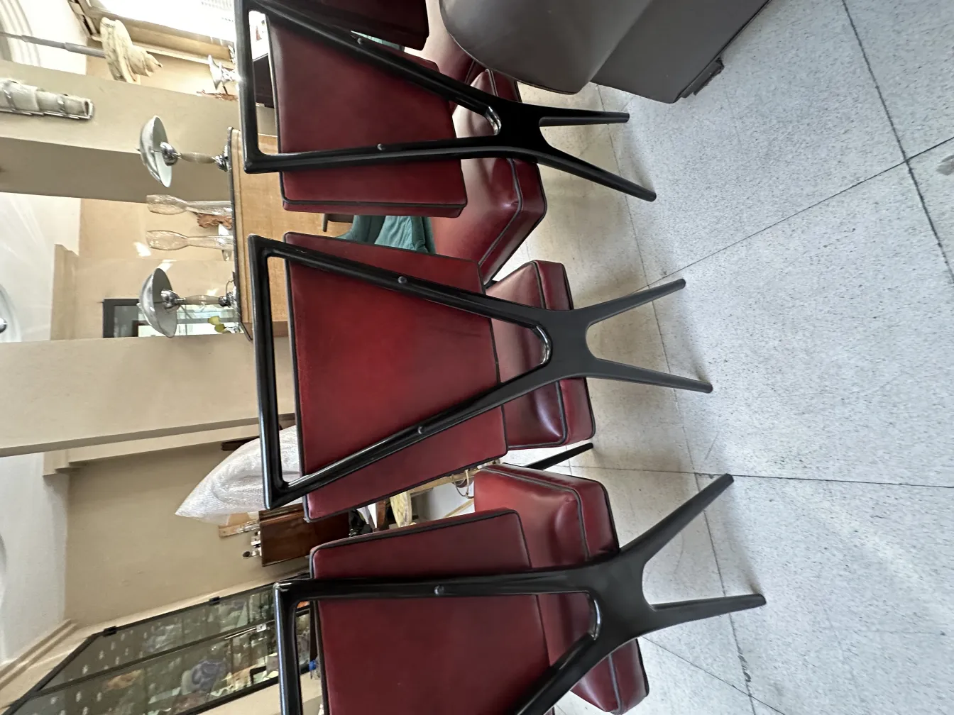 12 sedie antiche con design unico in un ambiente sofisticato