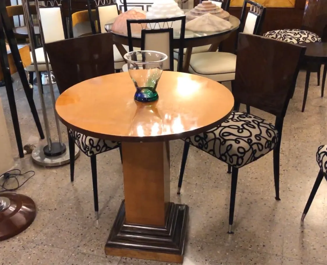 12 chaises antiques dans une salle à manger élégante