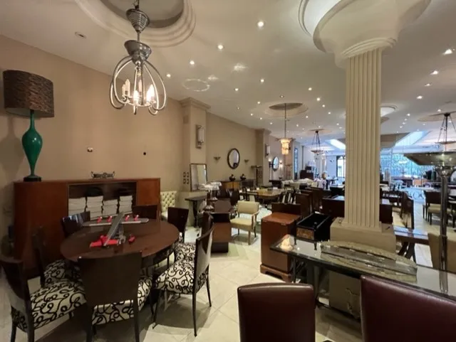 Vue de 12 chaises anciennes dans un restaurant élégant