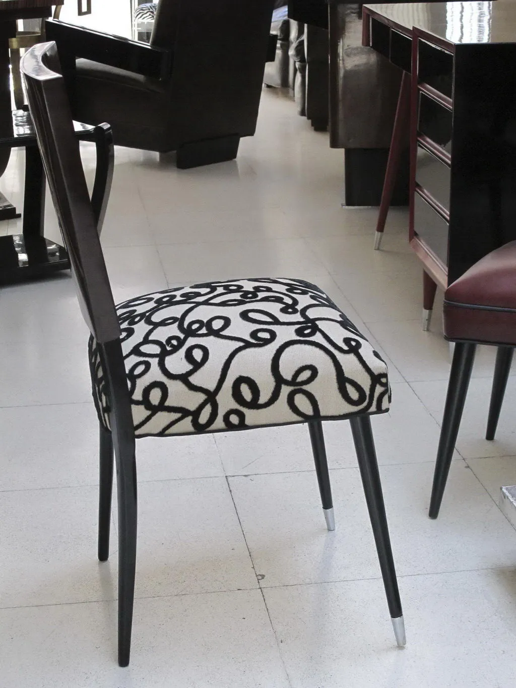 12 sillas antiguas de diseño especial en un ambiente elegante