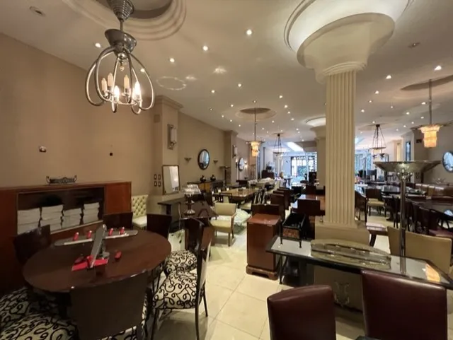 12 sedie antiche in un ristorante elegante con luce soffusa