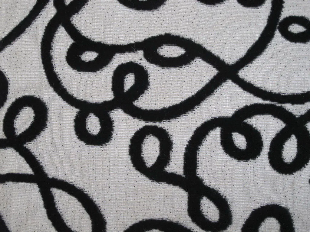 12 antike Stühle mit Mustern in einem eleganten Ambiente