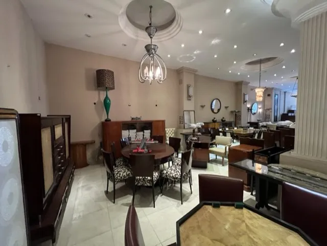 Vista de 12 sillas antiguas en una sala elegante