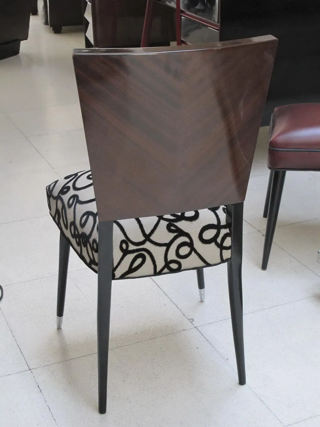 Vue arrière de 12 chaises anciennes avec un design distinctif