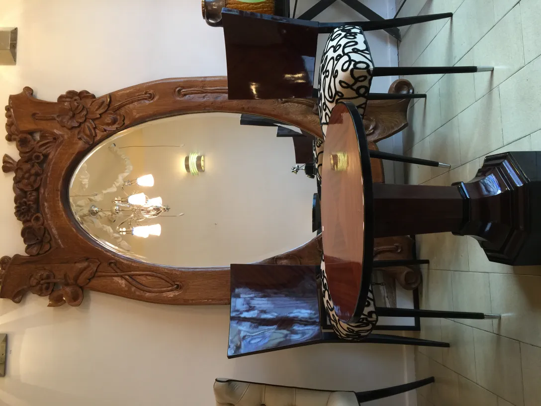 12 chaises anciennes avec un design distinctif et des coussins décoratifs dans un cadre élégant