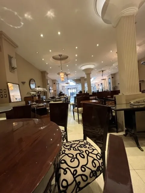 عرض ل12 كرسي قديم في مطعم أنيق ذو ديكور رائع.