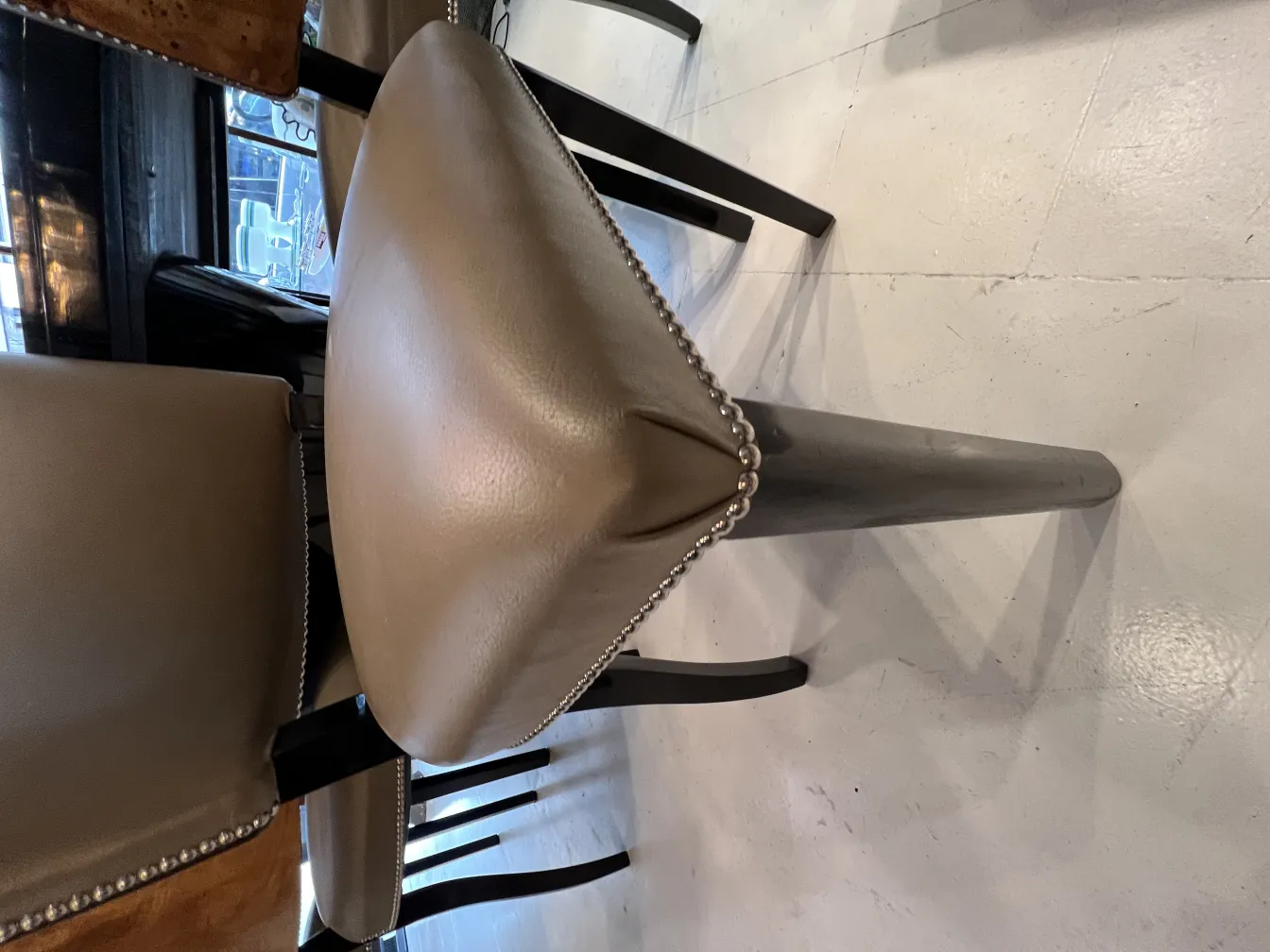 ensemble de 12 chaises anciennes dans un environnement chaleureux, avec des détails décoratifs