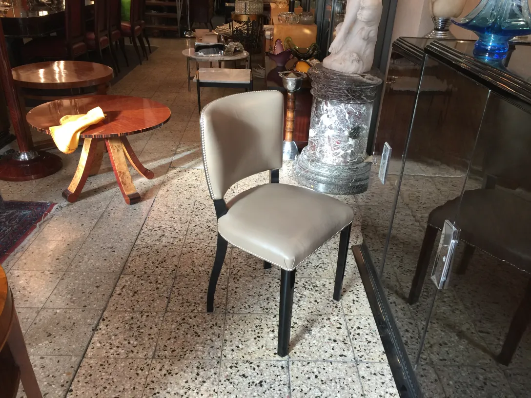 vue de côté de 12 chaises anciennes dans un cadre chaleureux