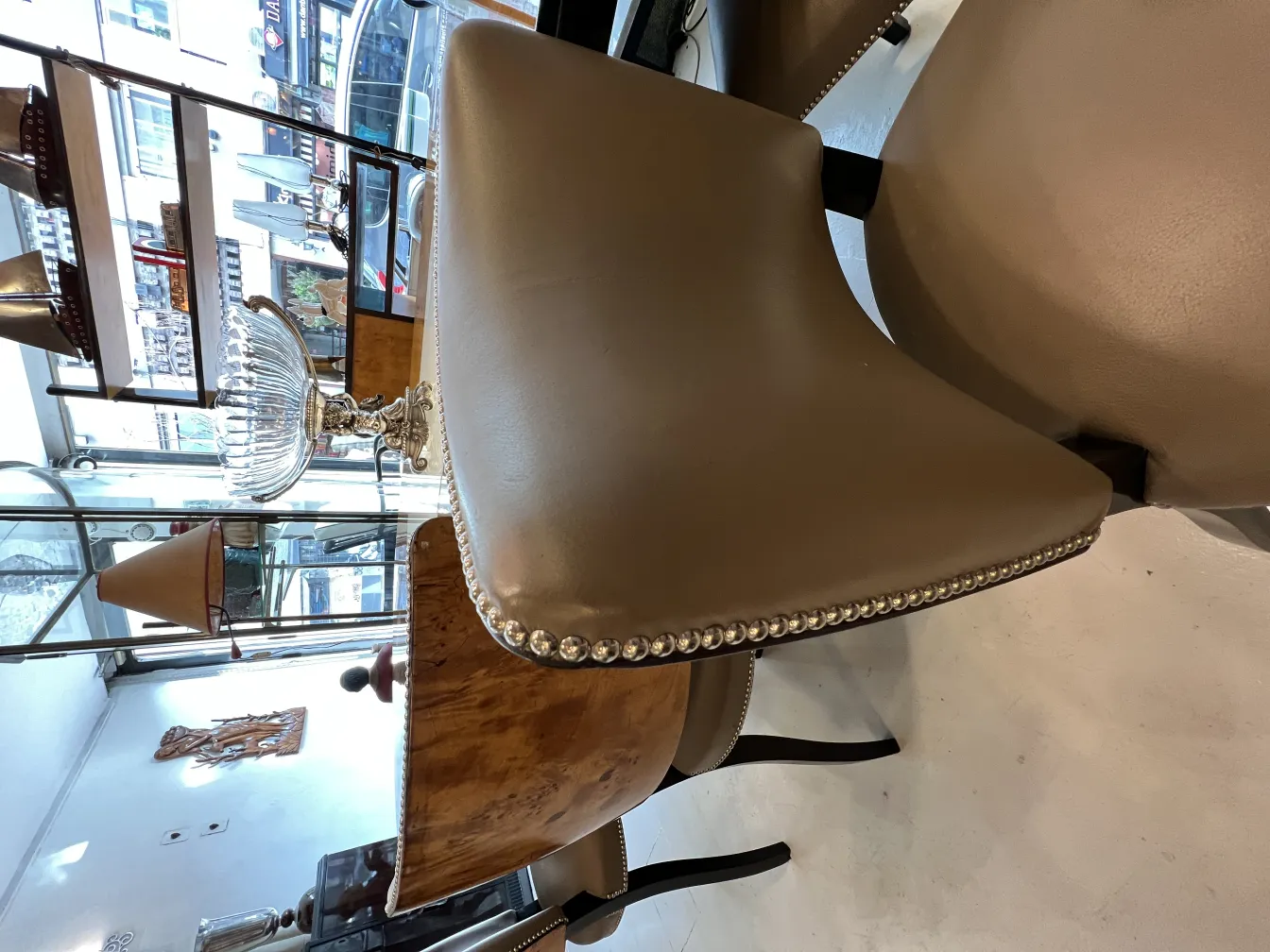 Vue latérale de 12 chaises anciennes avec détails décoratifs dans un cadre convivial