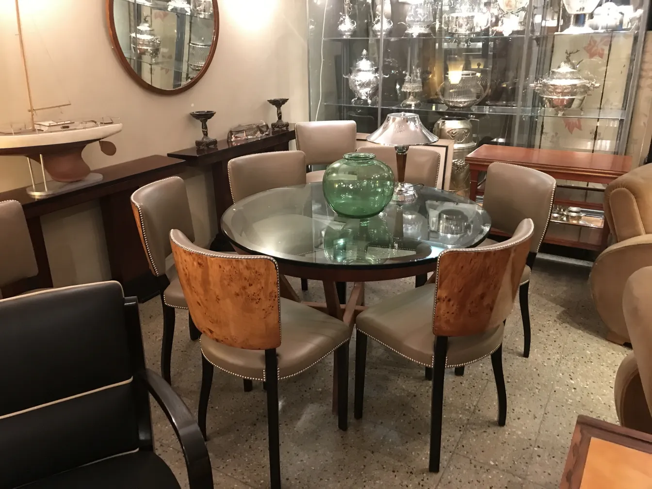 Conjunto de 12 sillas antiguas elegantes en un comedor