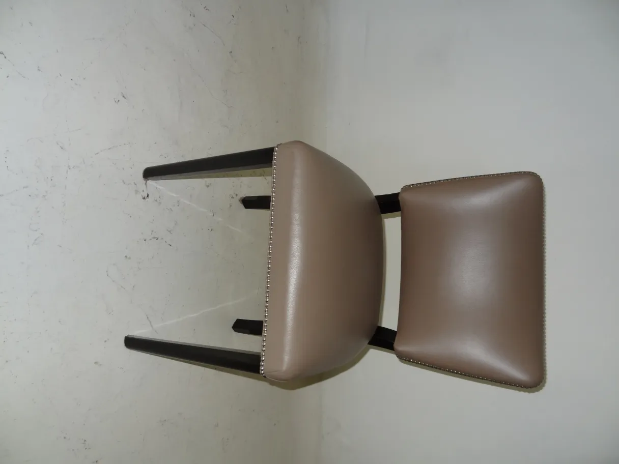 Vue supérieure de 12 chaises anciennes dans un environnement clair