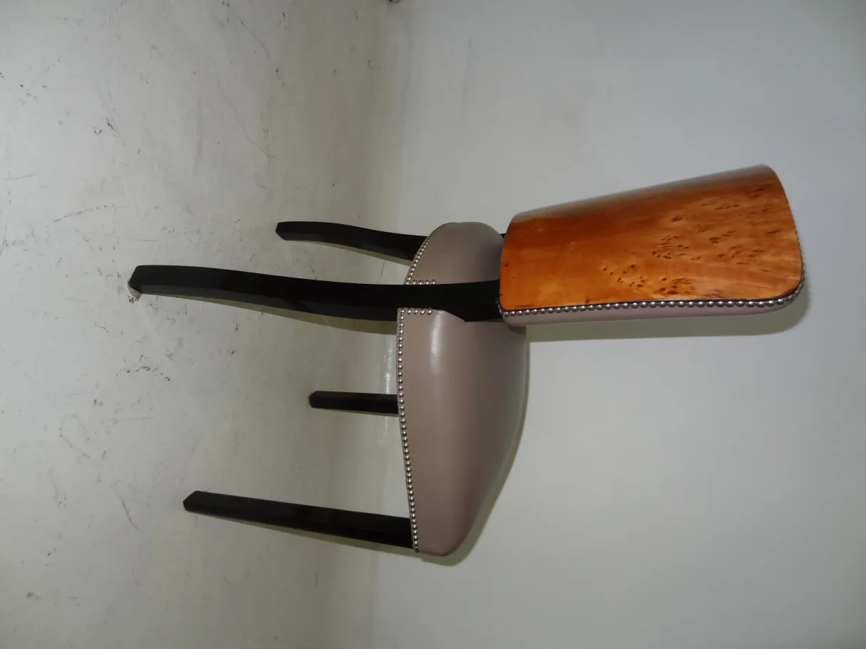 Sillas antiguas de diseño único en un entorno minimalista