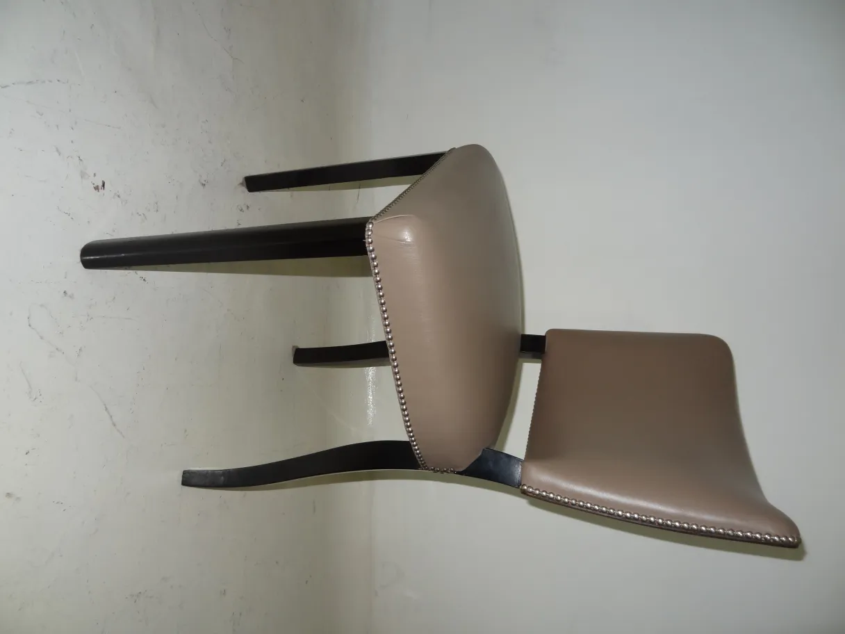 Vue latérale de 12 chaises anciennes avec un design simple.