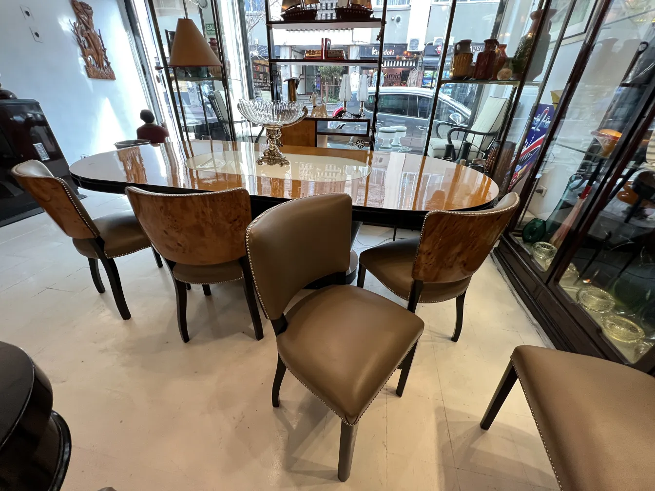 Vista de 12 antigas cadeiras de jantar em um ambiente elegante