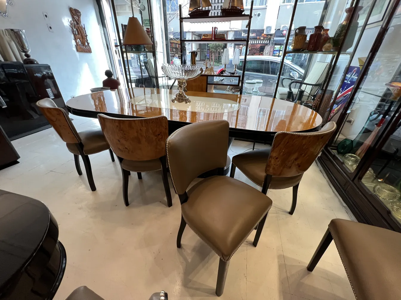 12 cadeiras antigas, elegantes e confortáveis, em um ambiente sofisticado com mesa