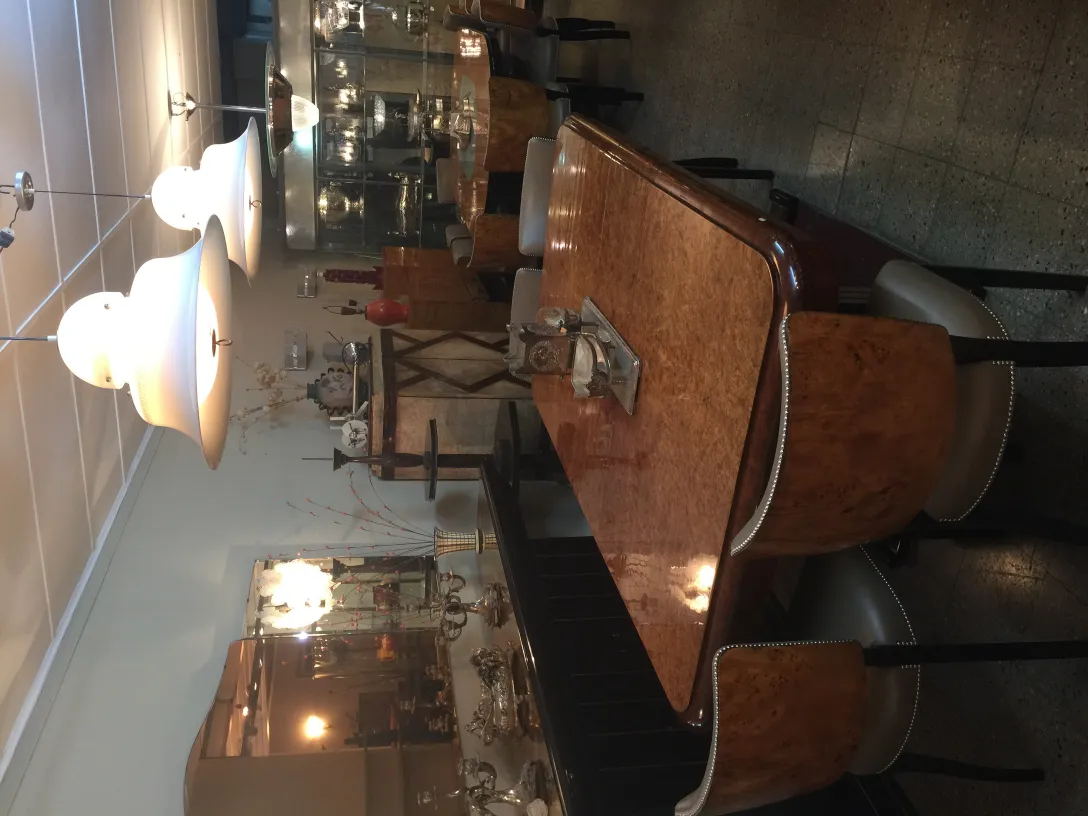 아늑한 환경에 있는 고풍스러운 우아한 의자 12개