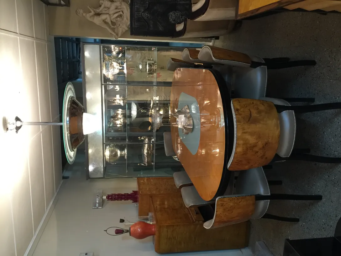 Ensemble de 12 chaises antiques, design attrayant et sophistiqué avec des détails sur le dossier.