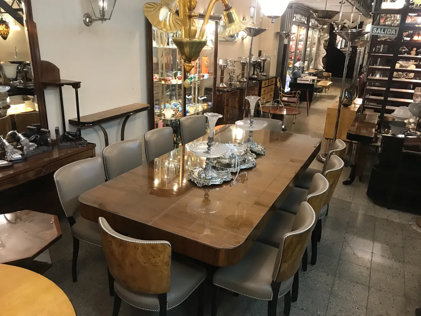 Conjunto de 12 cadeiras antigas em um ambiente elegante com mesa.