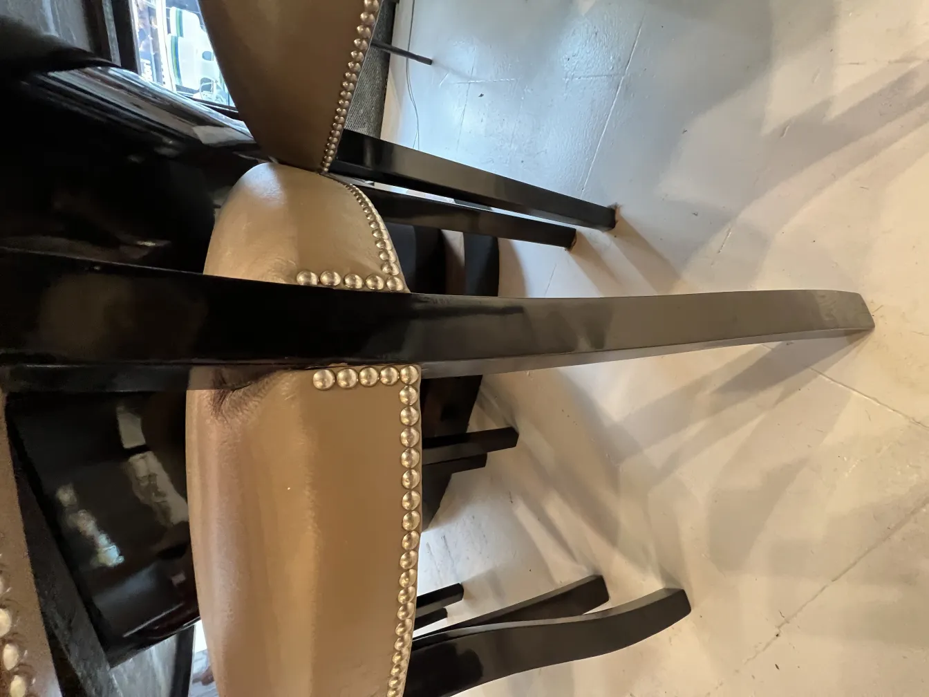 12 antike Esszimmerstühle mit dekorativen Details