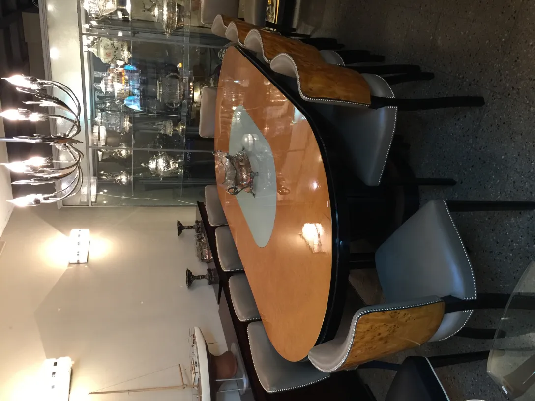 12 chaises anciennes élégantes dans une salle à manger