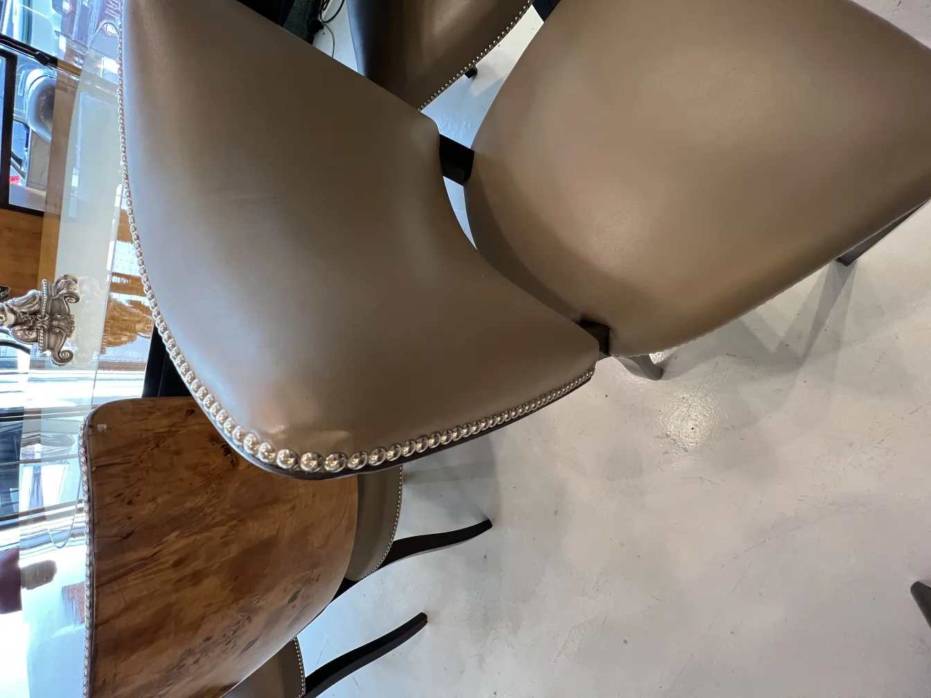 detalle de sillas antiguas con bordes decorativos y un ambiente cálido