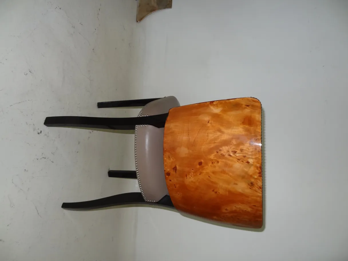 Vue latérale de 12 chaises anciennes dans un cadre neutre