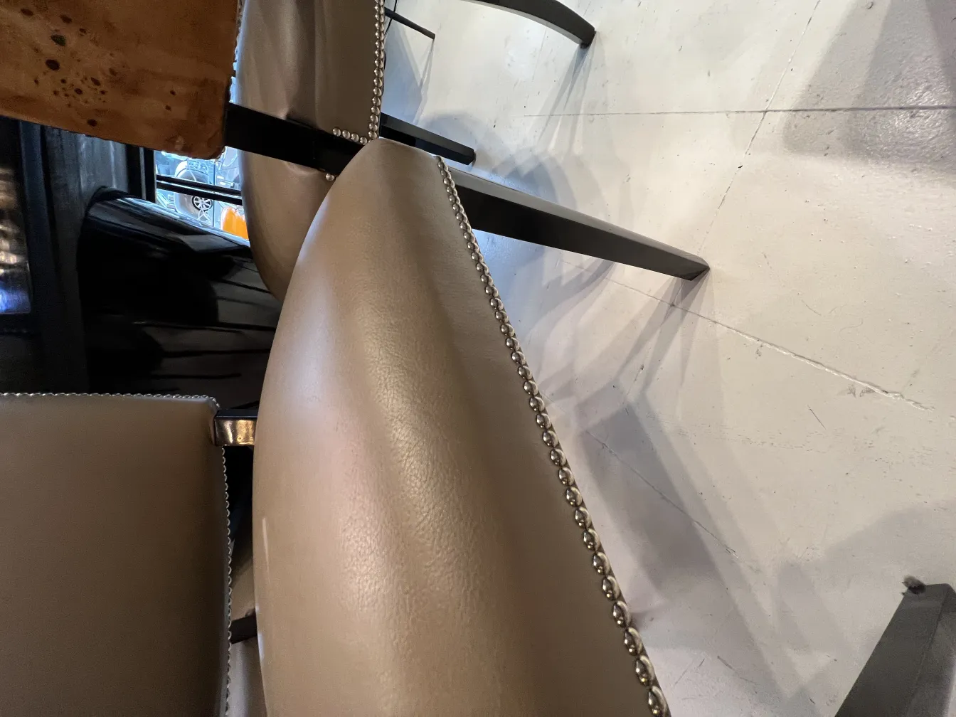 Vue latérale de 12 chaises anciennes avec un design élégant dans un cadre contemporain