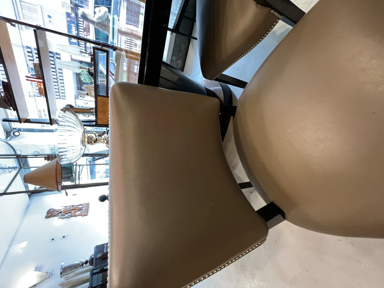 vista di eleganti sedie antiche in un ambiente accogliente