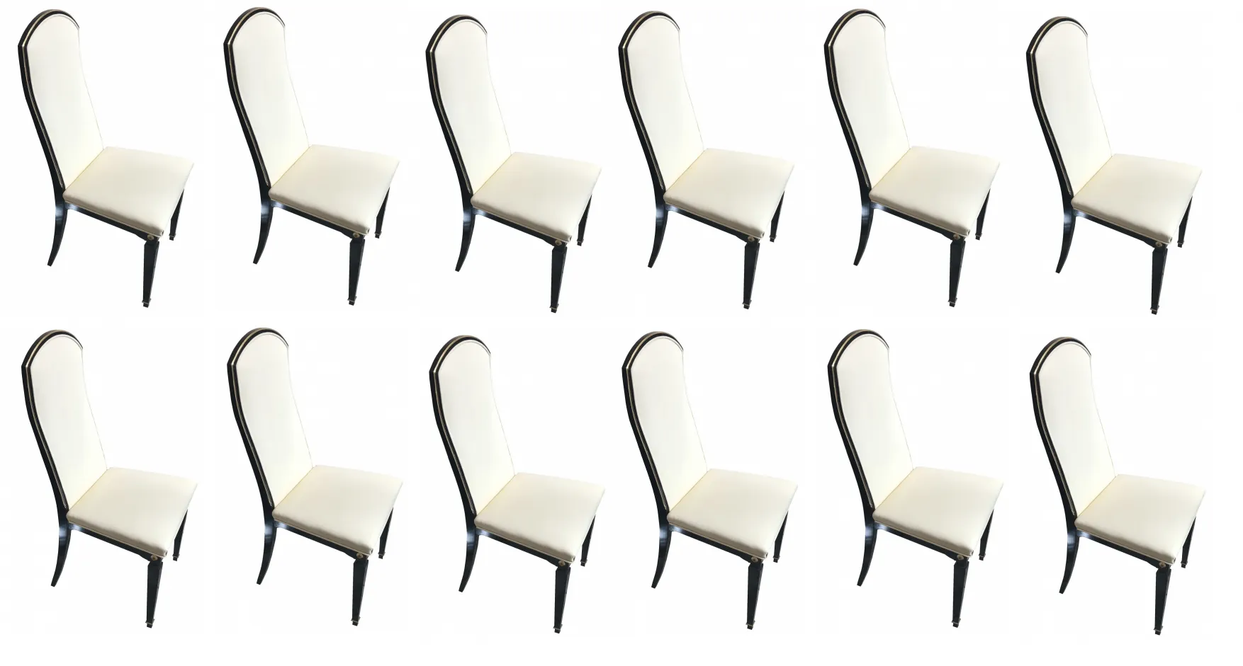 douze chaises anciennes dans un cadre minimaliste