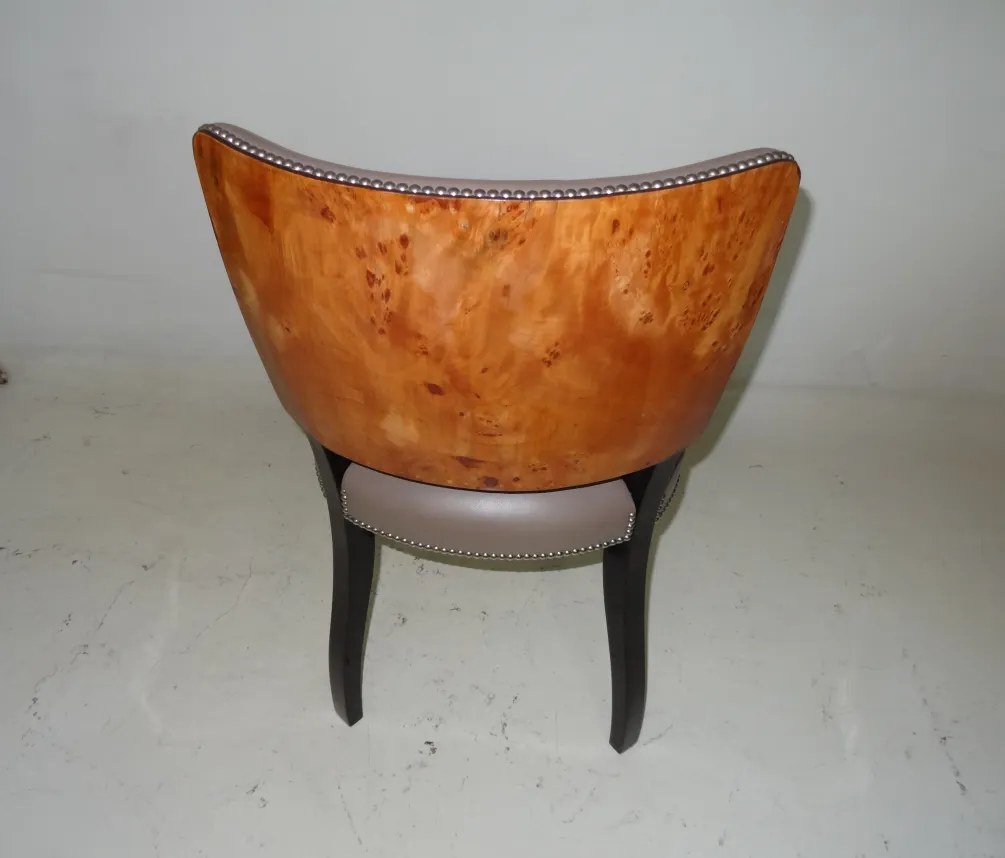 Respaldo curvado de 12 sillas antiguas en un entorno neutral