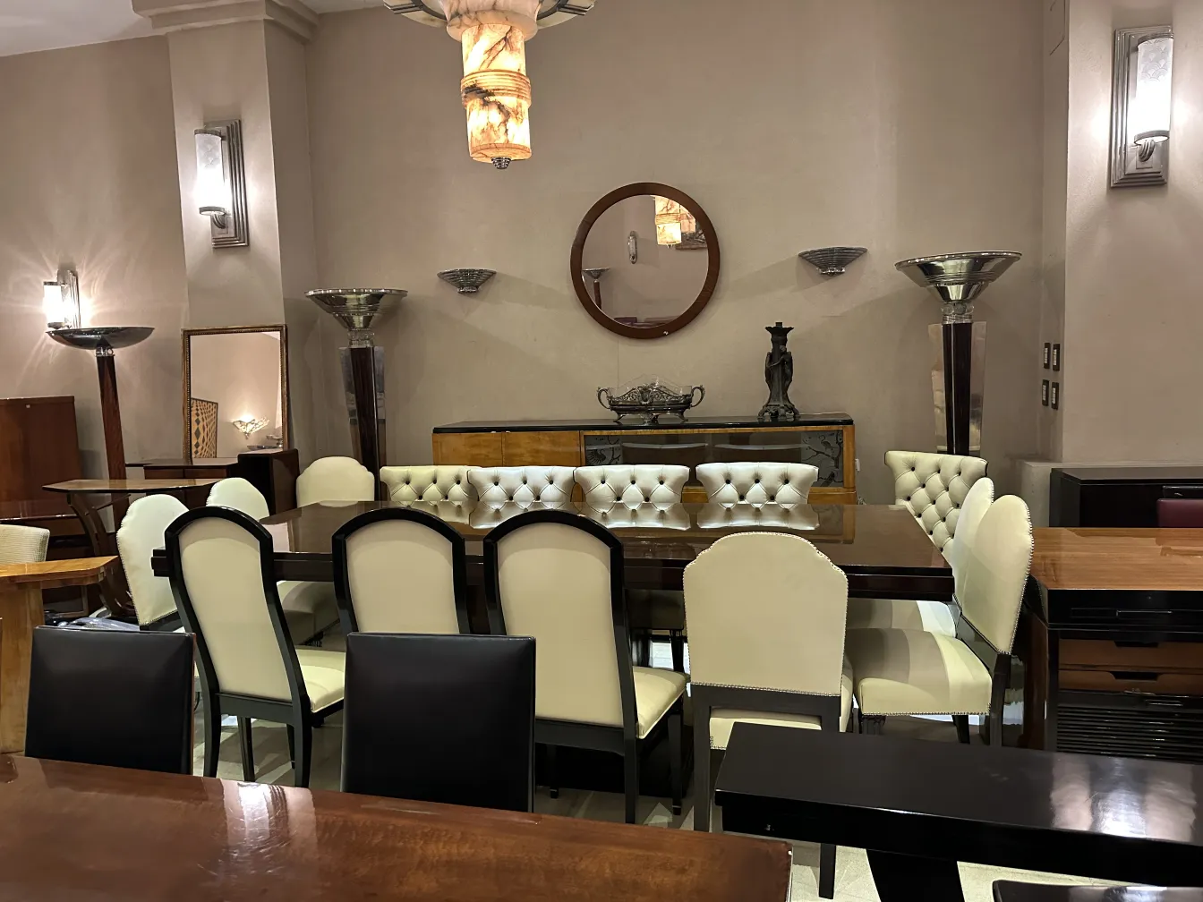 12 cadeiras antigas pretas e brancas em sala elegante.