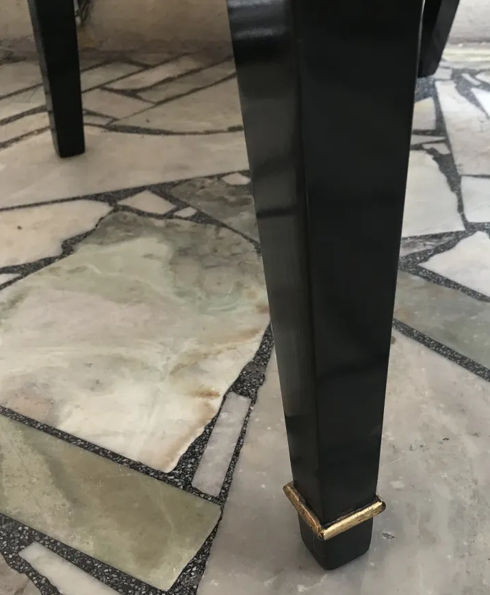 Détail d'une jambe de chaise ancienne avec accent doré