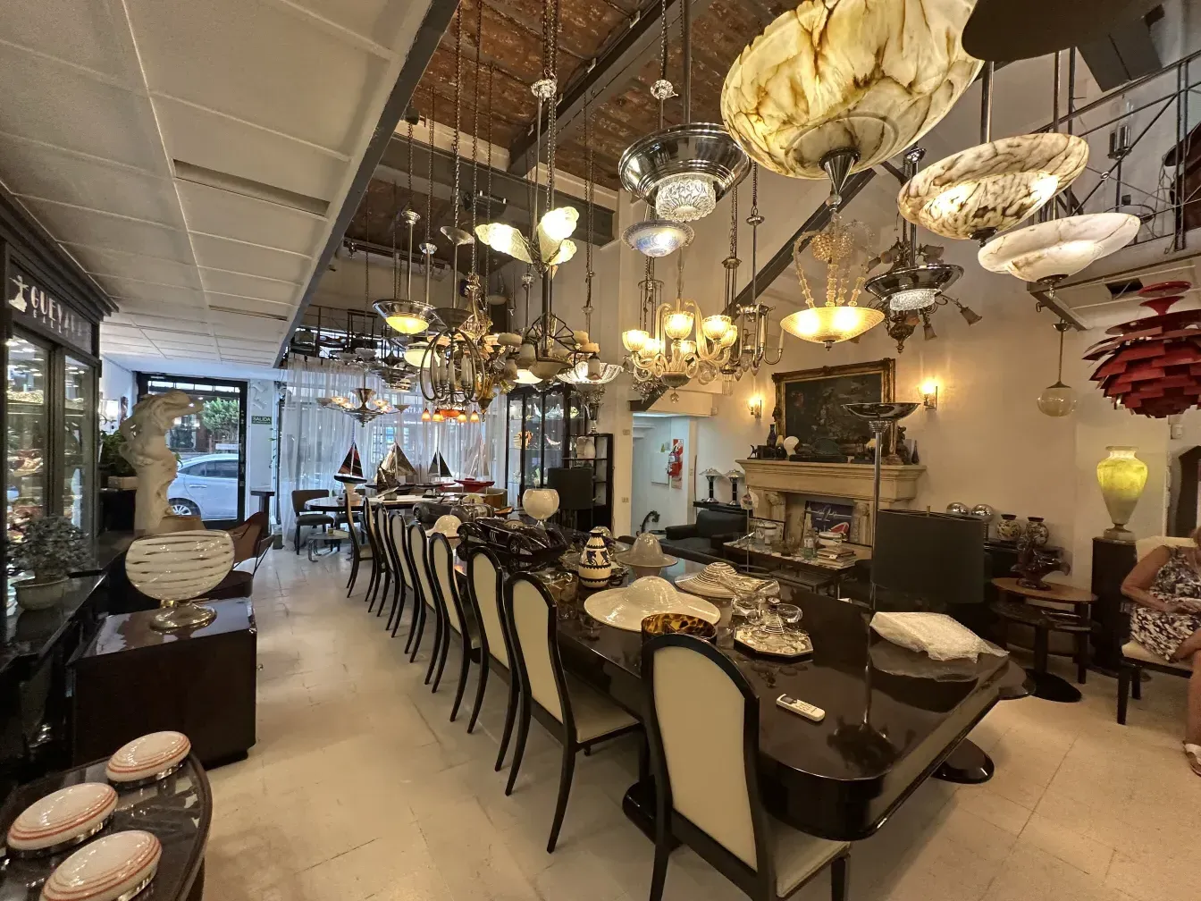 Salle avec 12 chaises anciennes Jansen et lampes décoratives