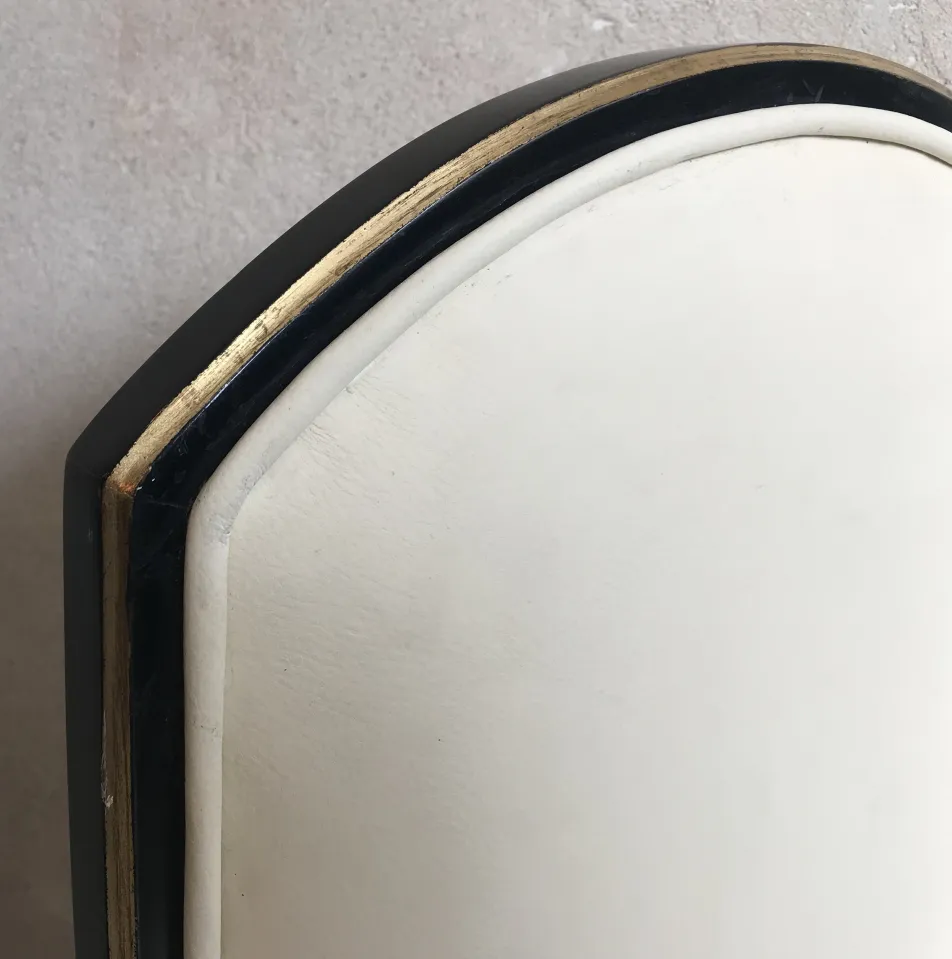 Detalhe de cadeiras antigas com cores neutras e acabamentos elegantes