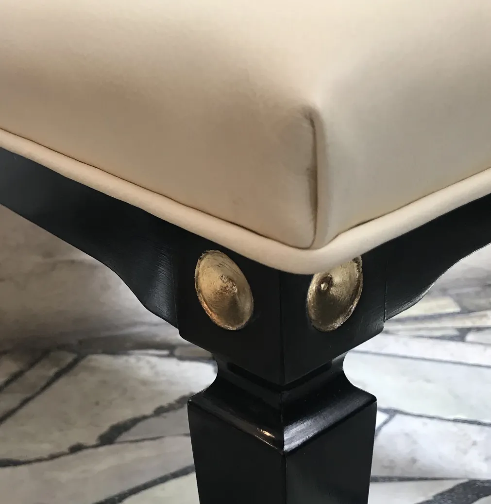 cadeiras antigas com detalhes dourados na base, ambiente elegante