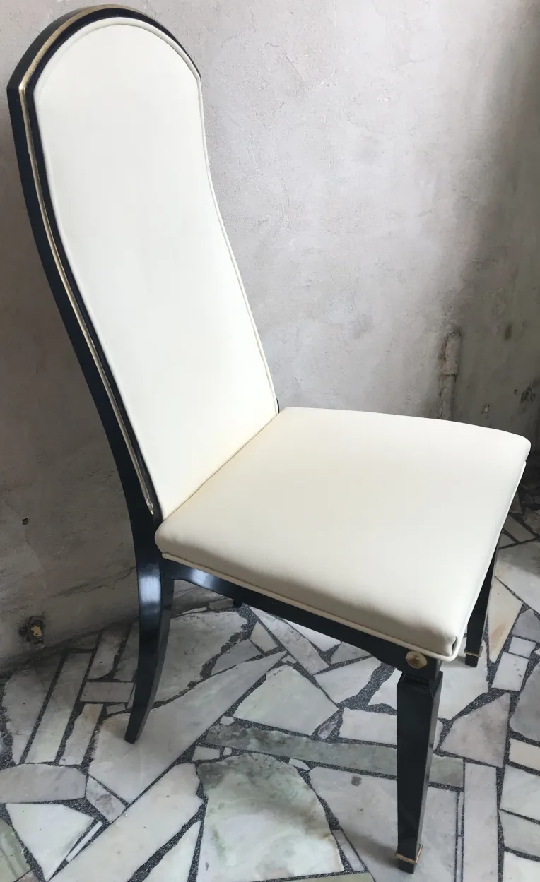 12 sedie antiche in un ambiente elegante