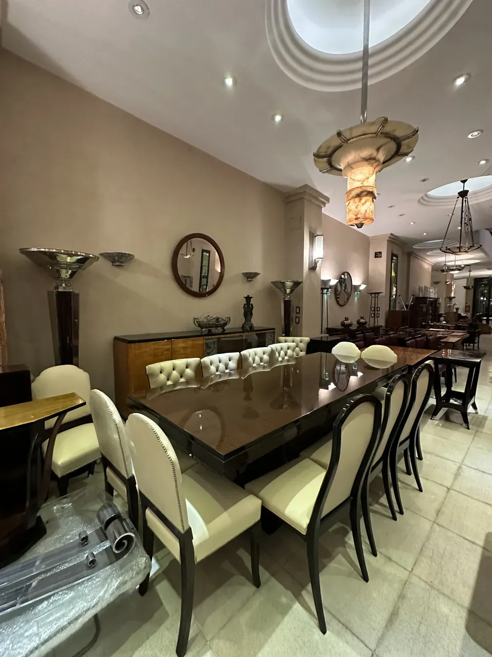 Ensemble de 12 chaises antiques jansen dans une salle à manger élégante