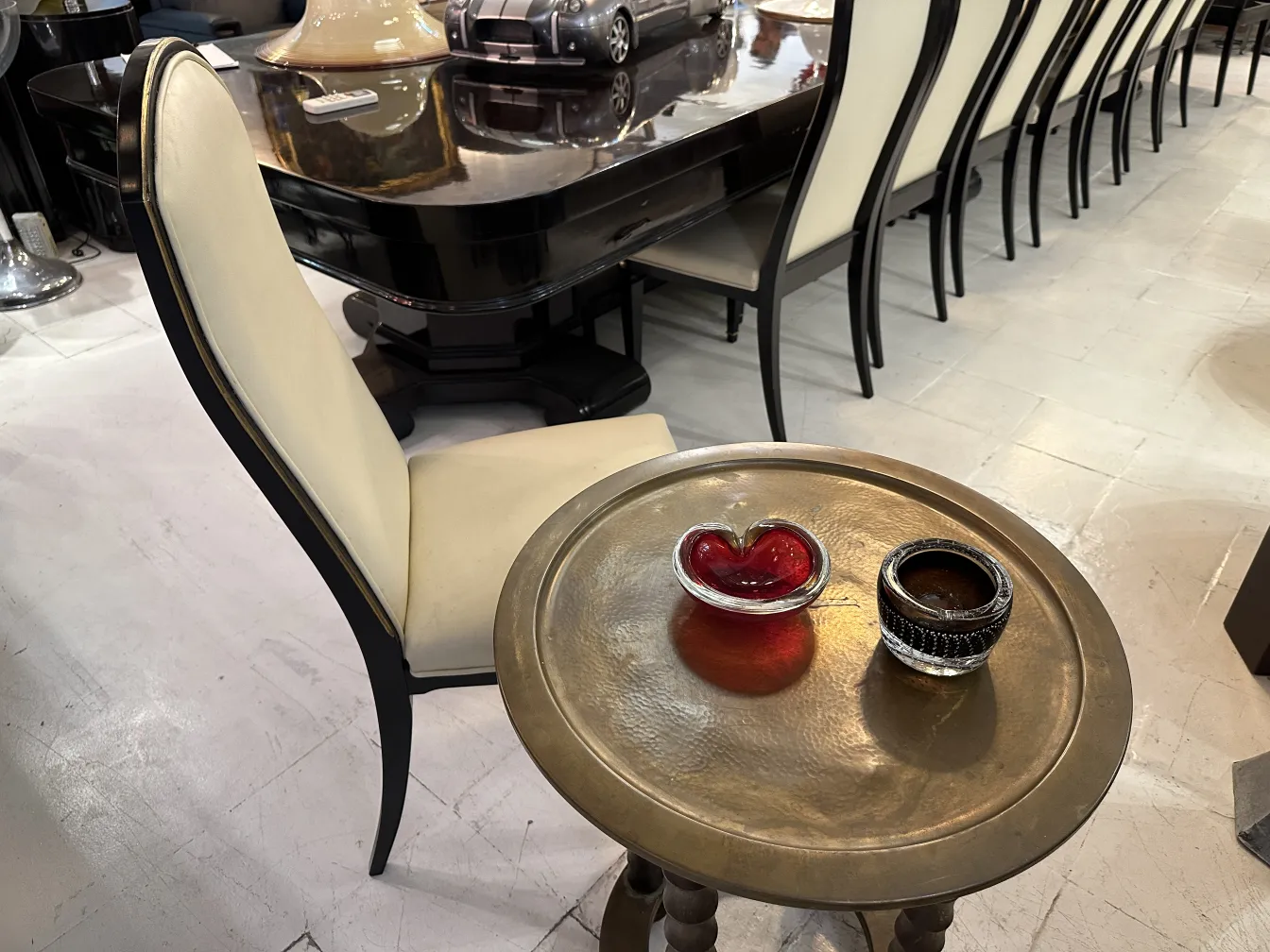 Sedia antica jansen elegante in un ambiente decorativo