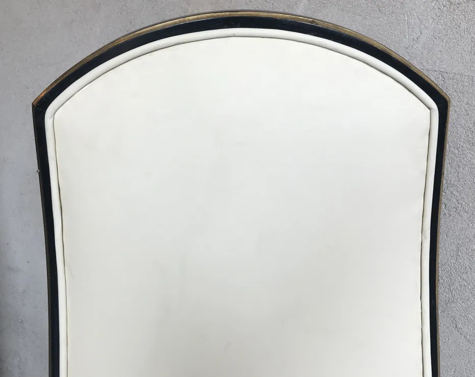 Vue de dossier courbé de 12 chaises anciennes Jansen dans un environnement neutre.