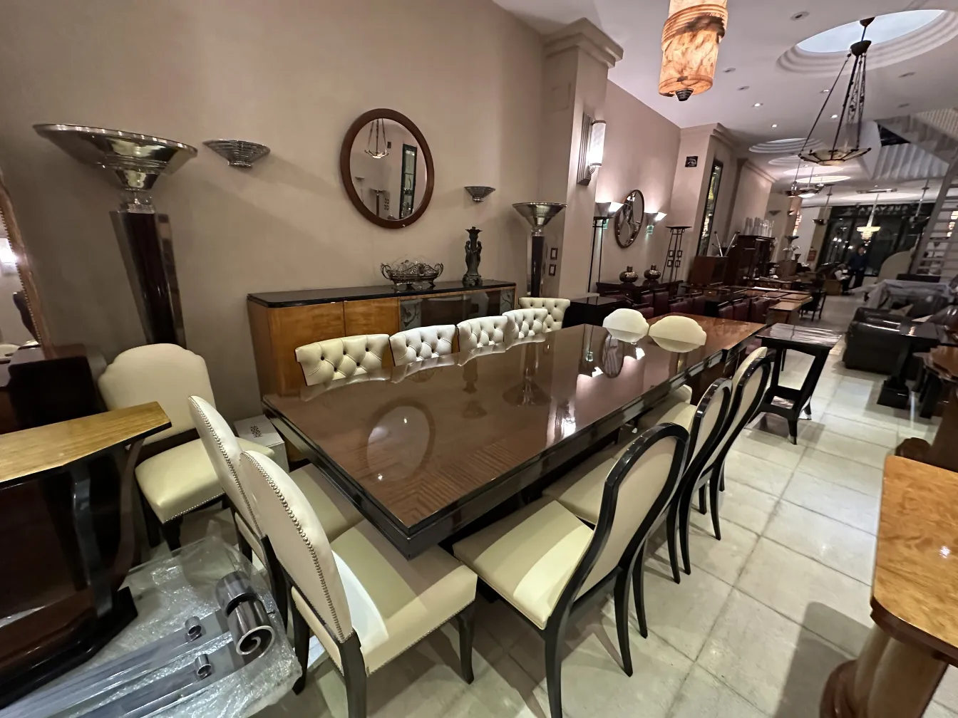 douze chaises anciennes disposées autour d'une table élégante dans un cadre accueillant