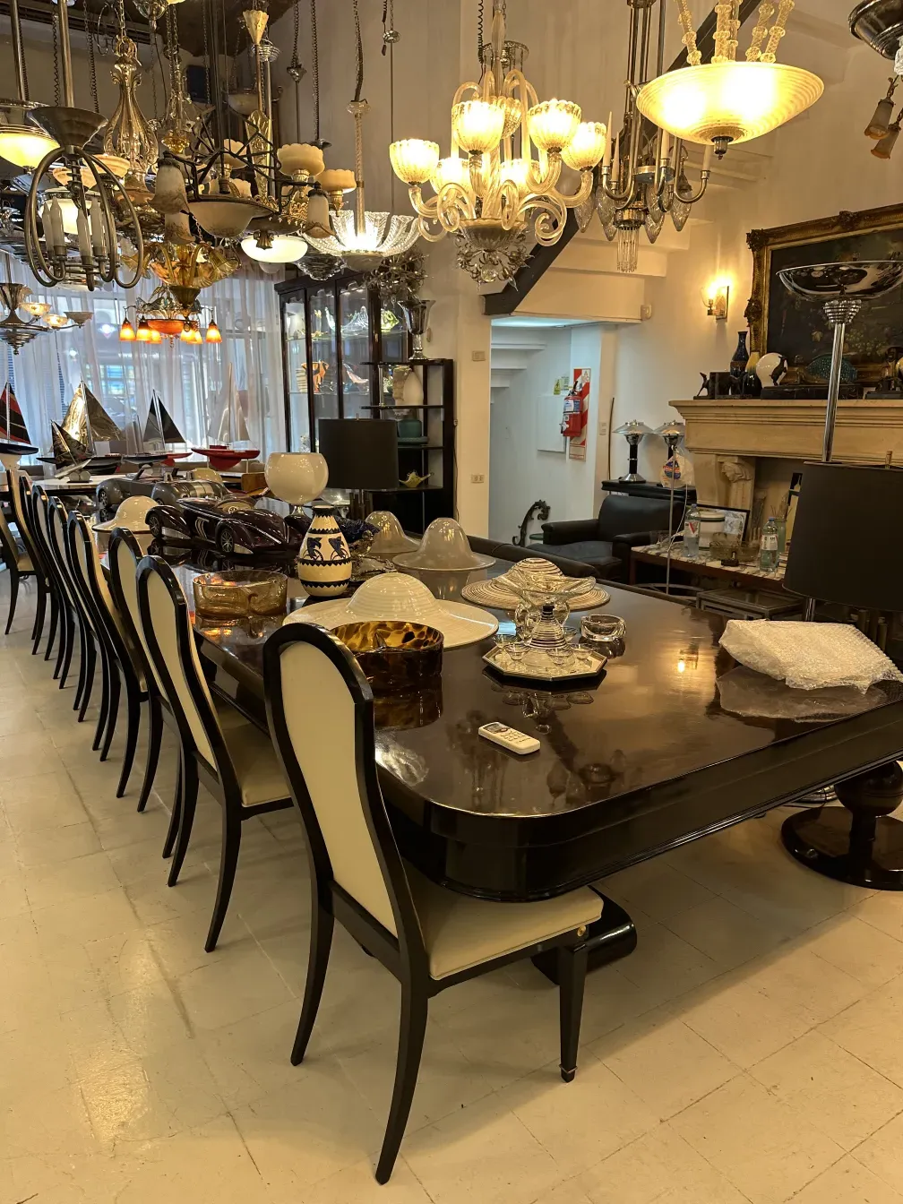 12 sedie antiche Jansen in un ambiente elegante