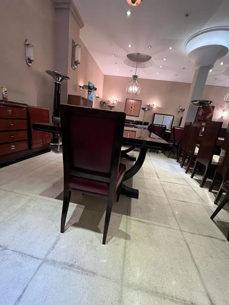 Vue de 12 chaises antiques élégantes dans un restaurant éclairé doucement