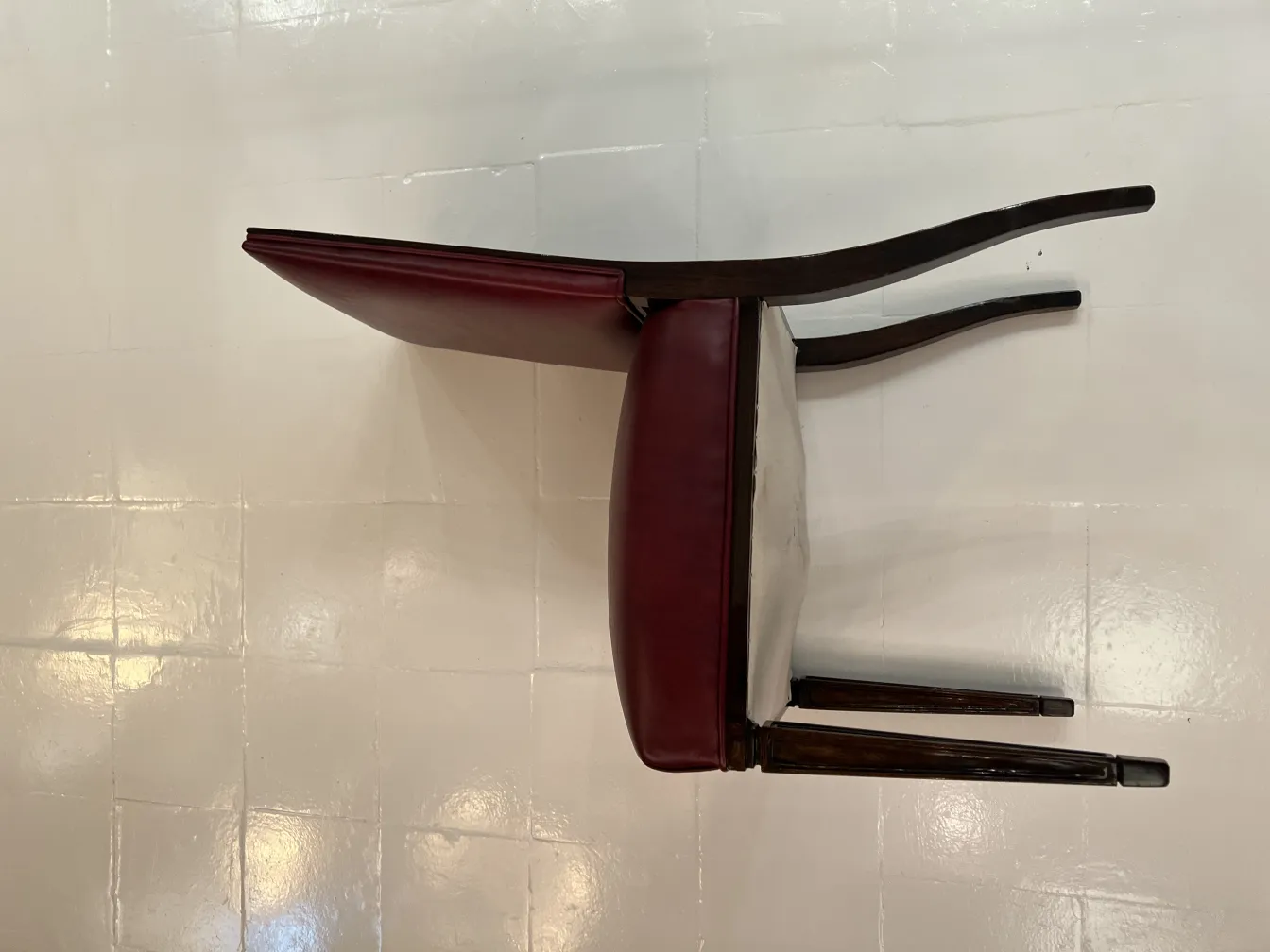 Боковой вид 12 античных стульев в нейтральной обстановке