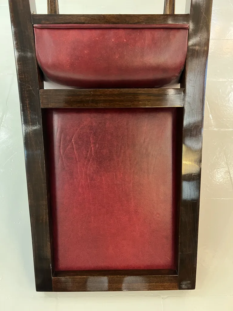 12 sedie antiche con finitura rosso scuro in un ambiente classico