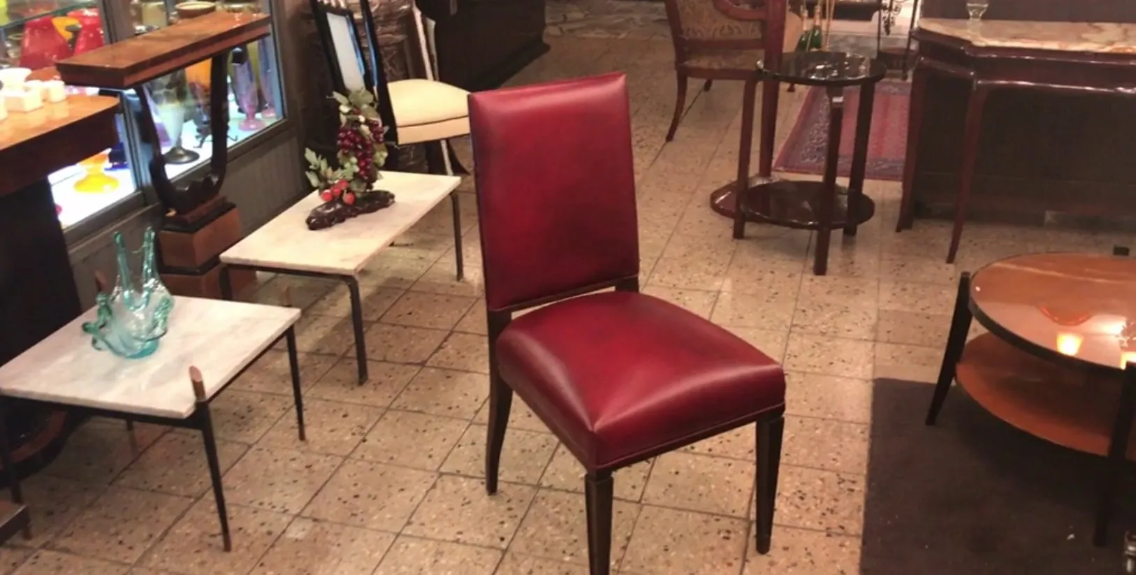 12 cadeiras antigas vermelhas em um ambiente vintage