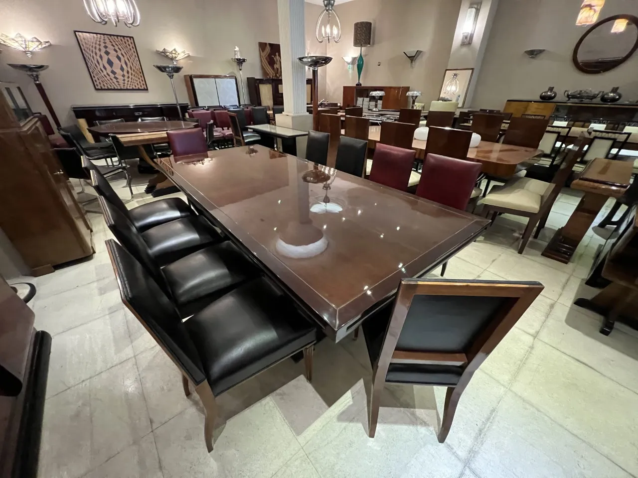 Set di 12 sedie antiche eleganti in un ambiente da pranzo